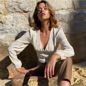 Aritzia Wilfred Isola Top Floral V Neck Long Sleeve Blouse